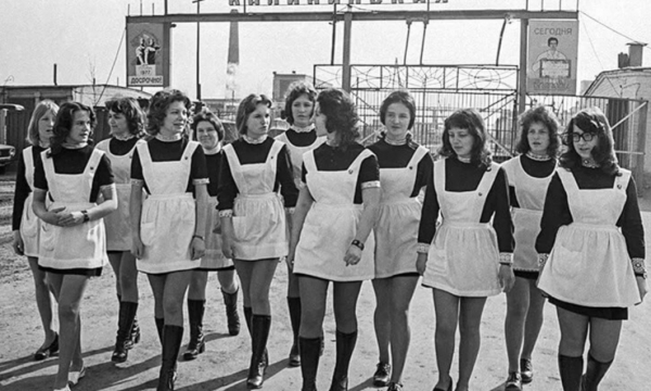 Какую форму носили школьницы в СССР и как наказывали за платье выше колена?